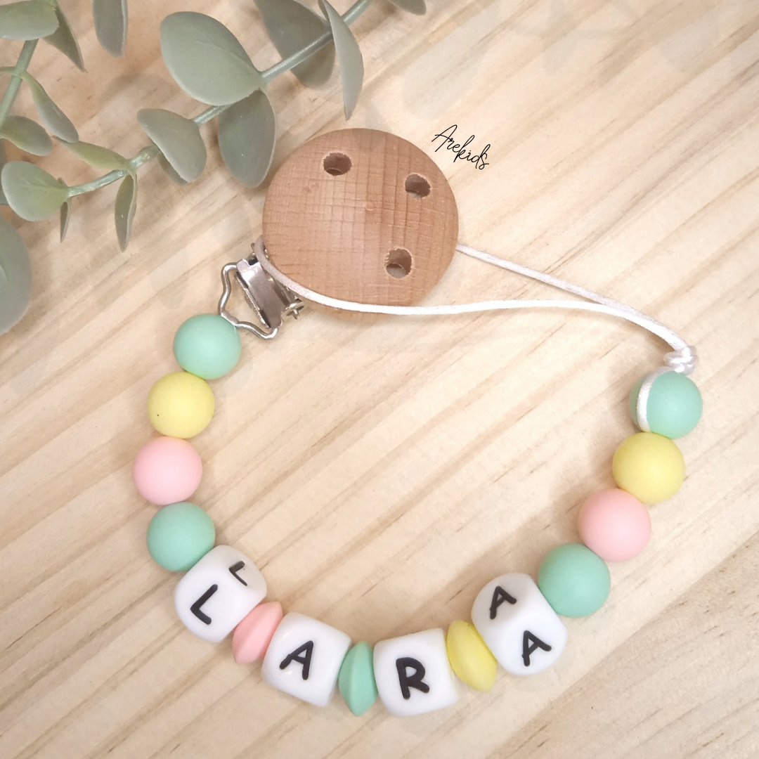 Chupetero con broche liso de madera