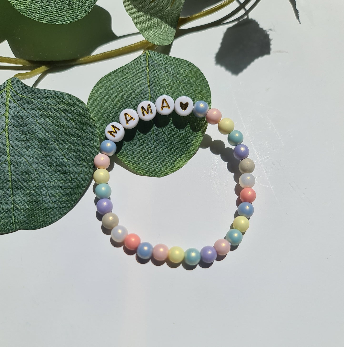 Pulsera de bolitas irisadas para adultos con nombre