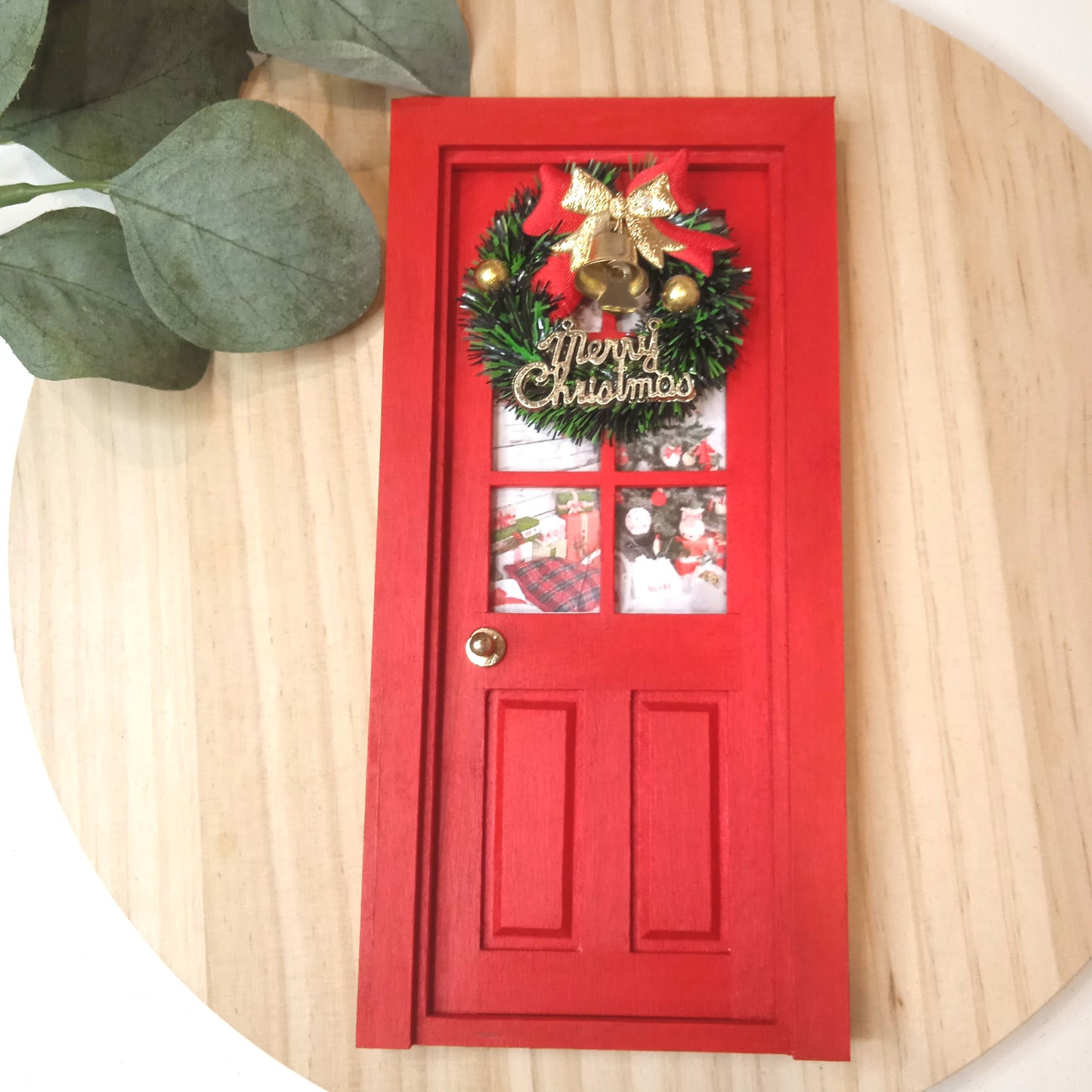 Puerta Cristalera del Ratoncito Pérez con corona de Navidad