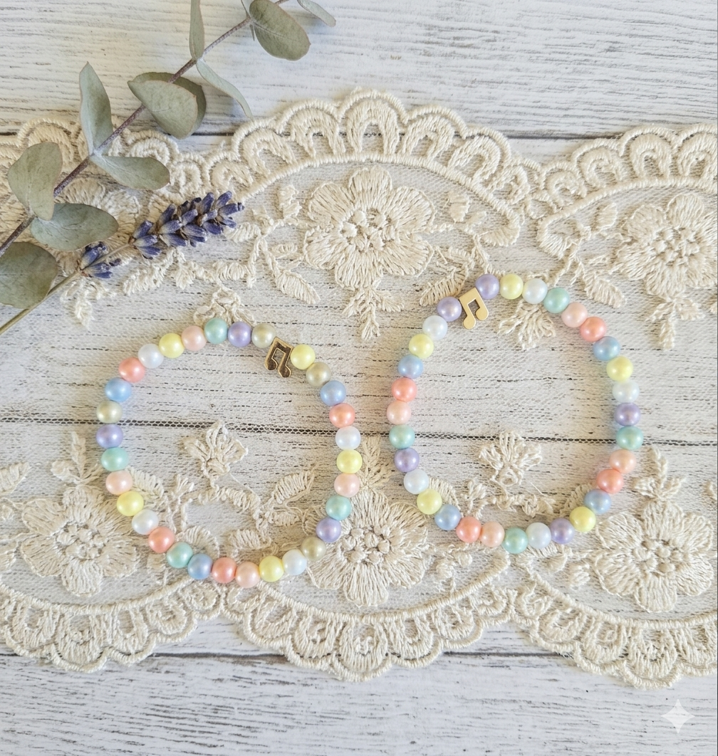 Pulsera de bolitas irisadas con colgante de acero