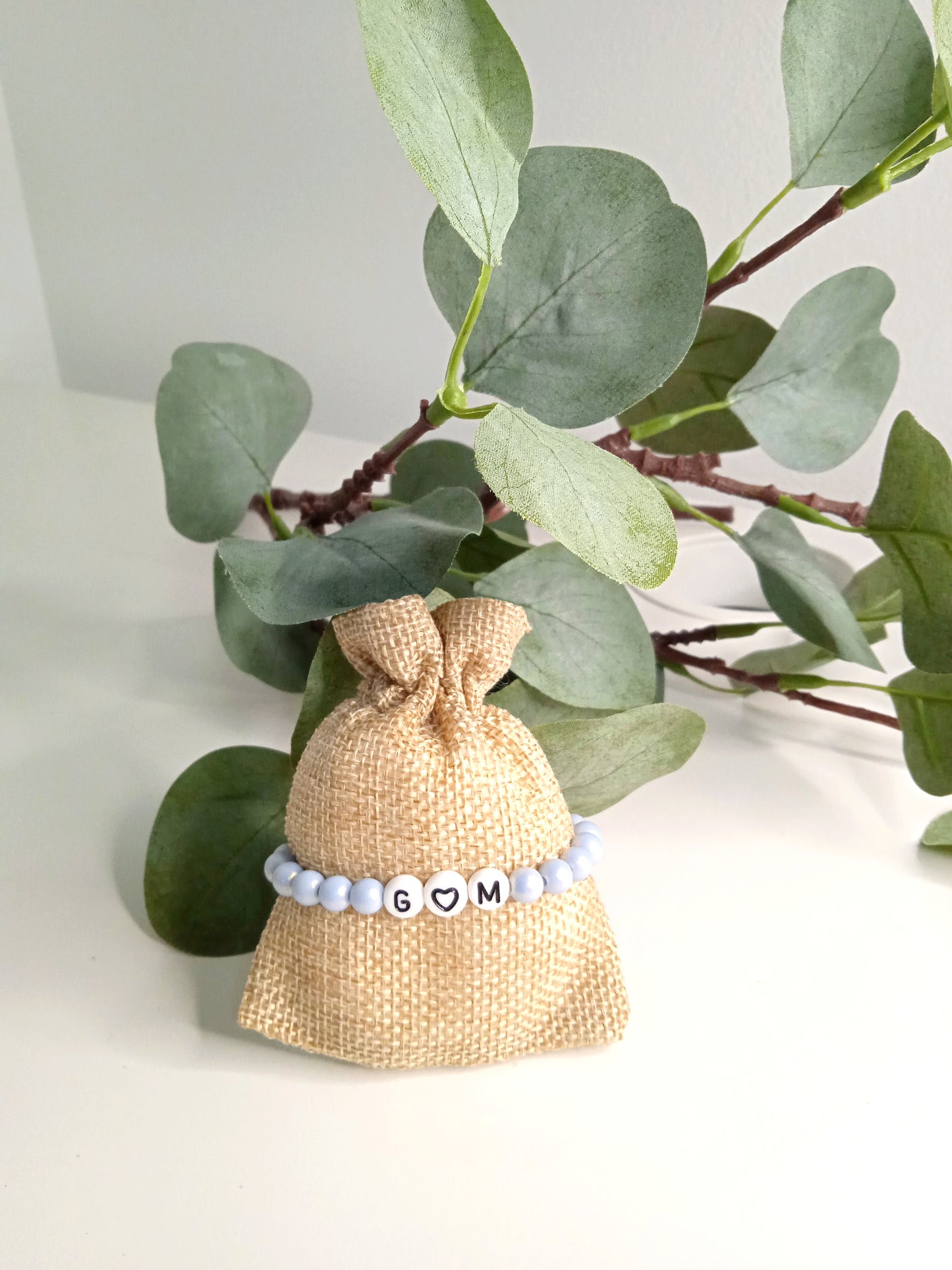 Pulsera de bolitas irisadas para adultos con nombre