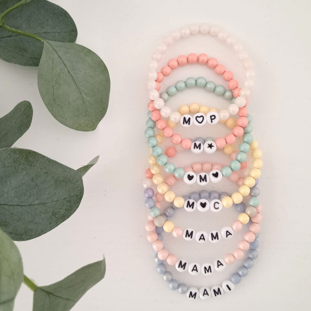 Pulsera de bolitas irisadas para adultos con nombre