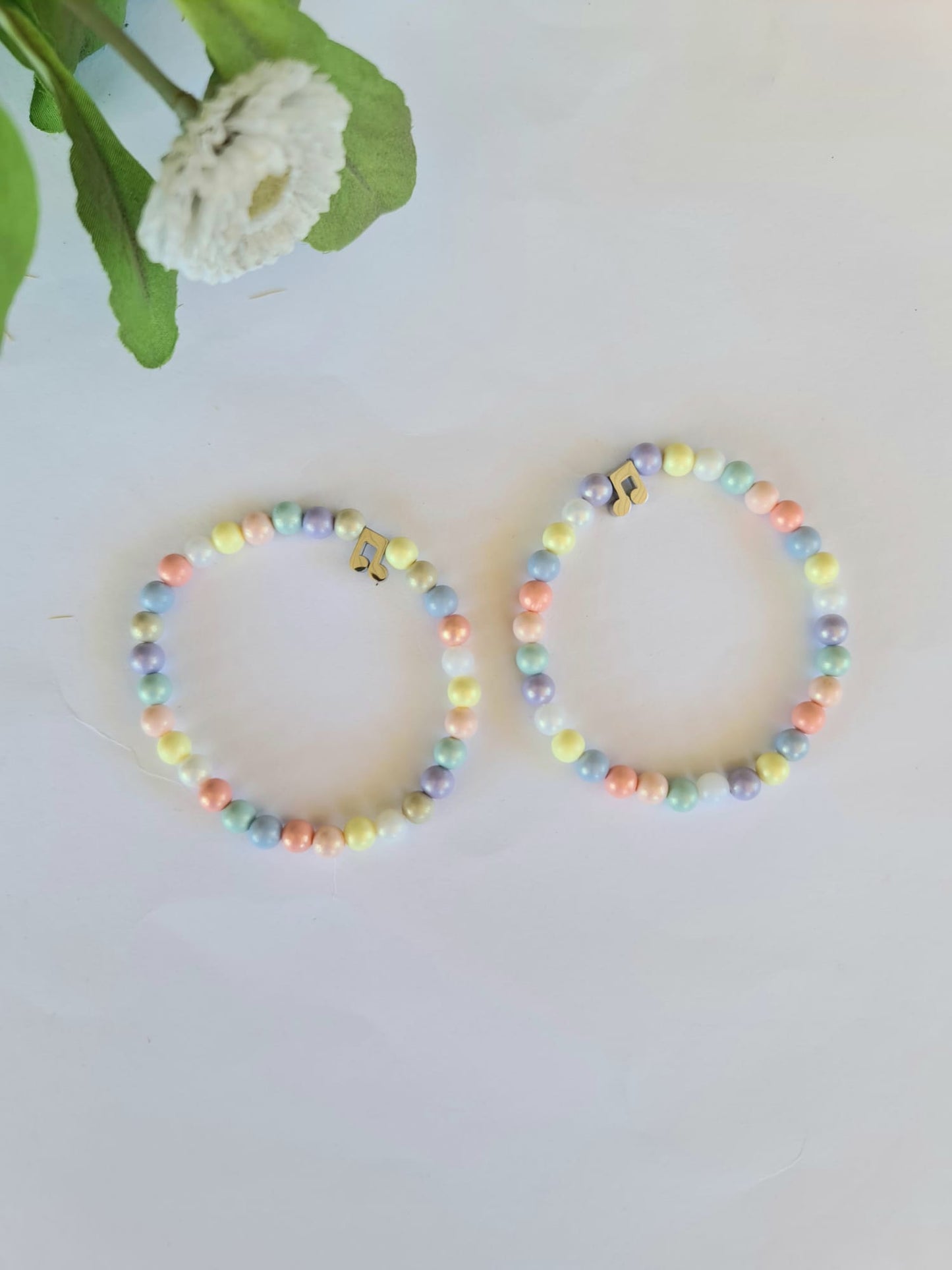 Pulsera de bolitas irisadas con entre pieza de acero