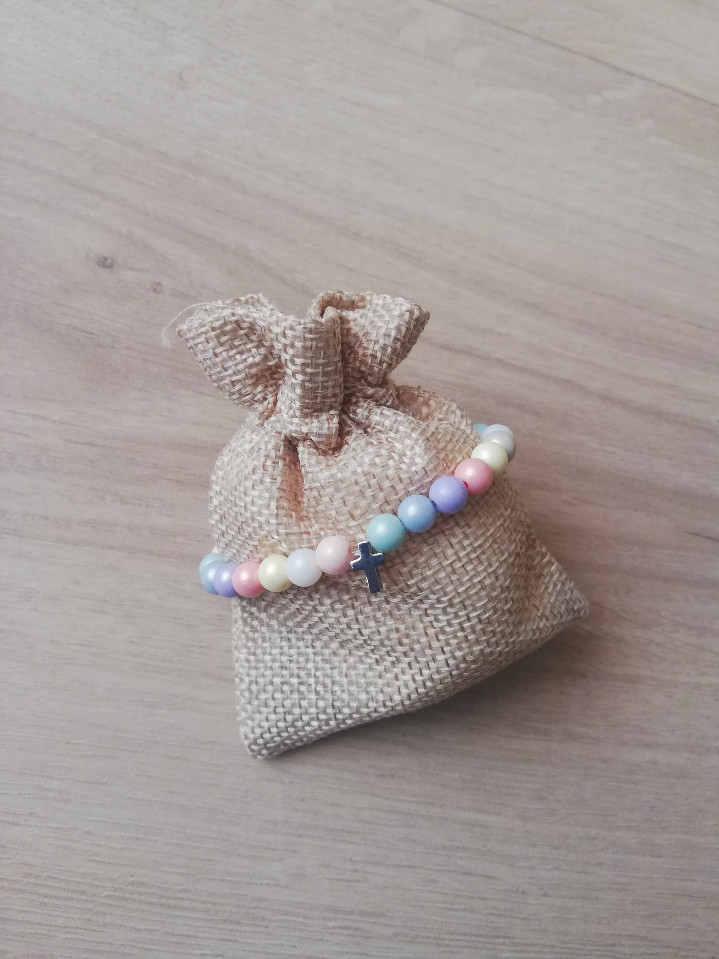 Pulsera de bolitas irisadas con entre pieza de acero