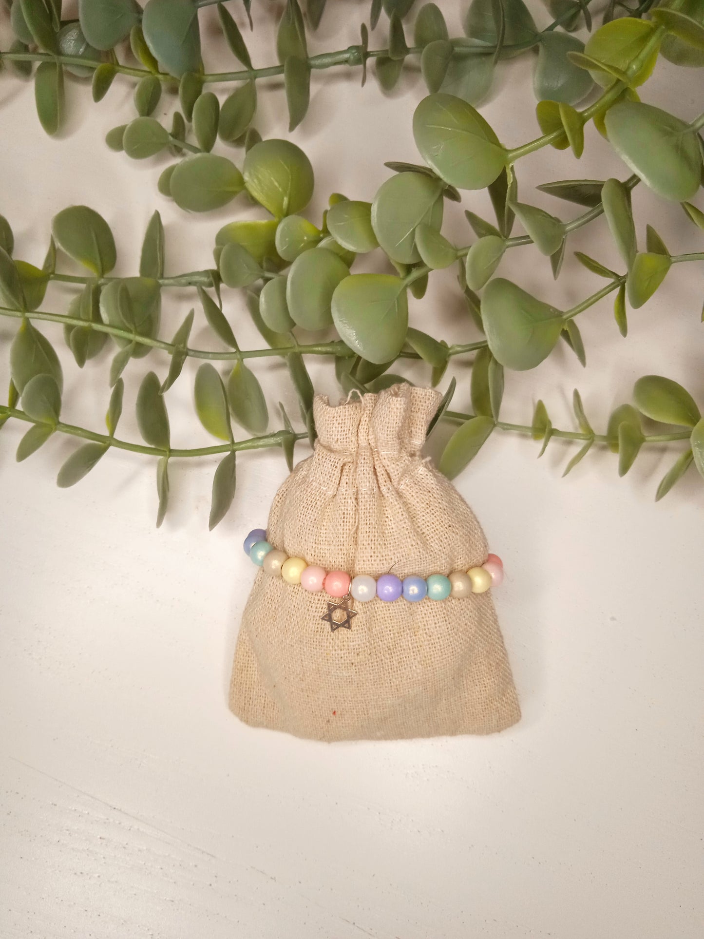 Pulsera de bolitas irisadas con colgante de acero