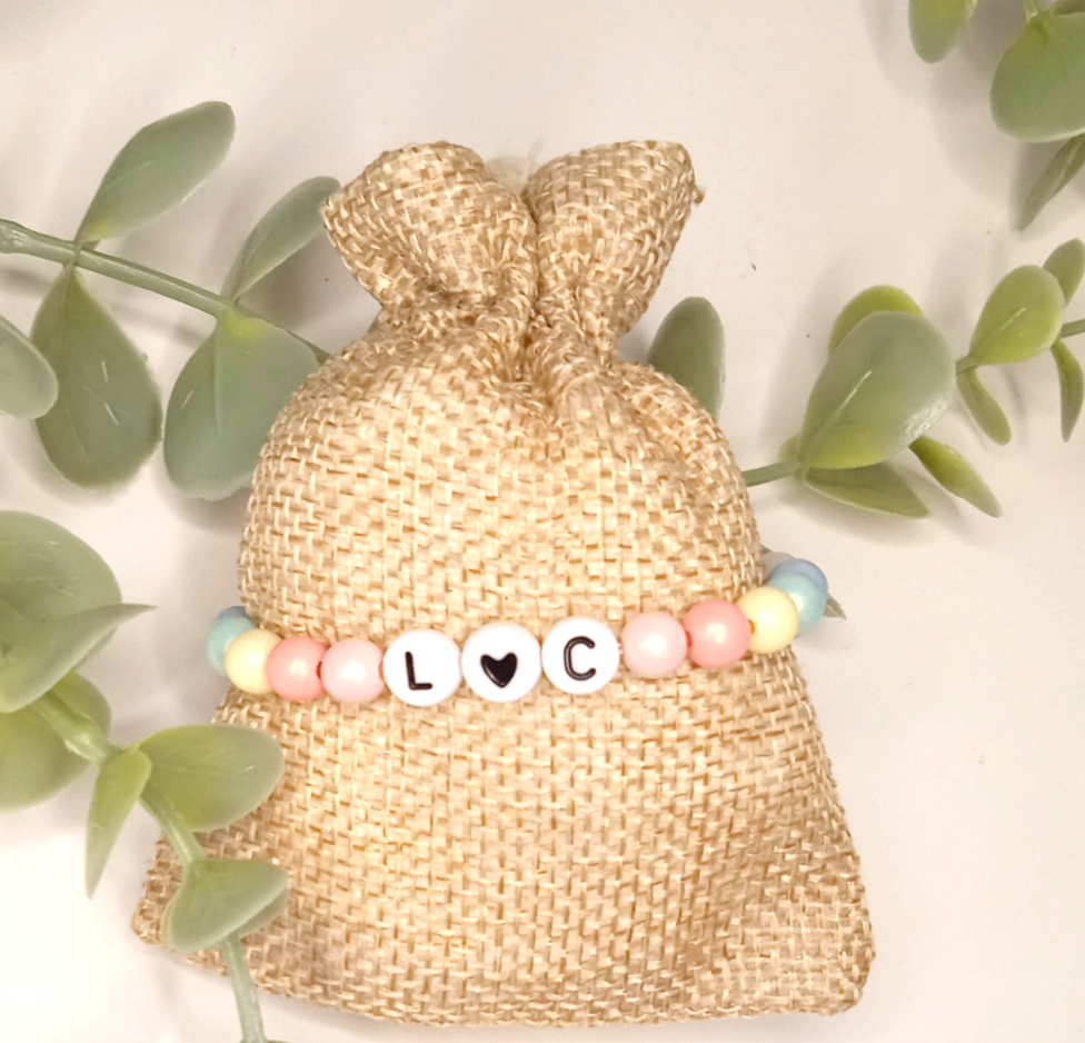 Pulsera de bolitas irisadas para adultos con nombre