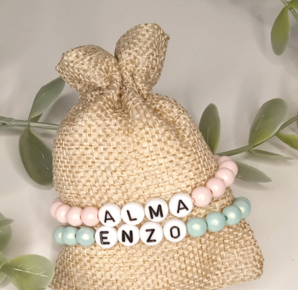 Pulsera de bolitas irisadas para adultos con nombre