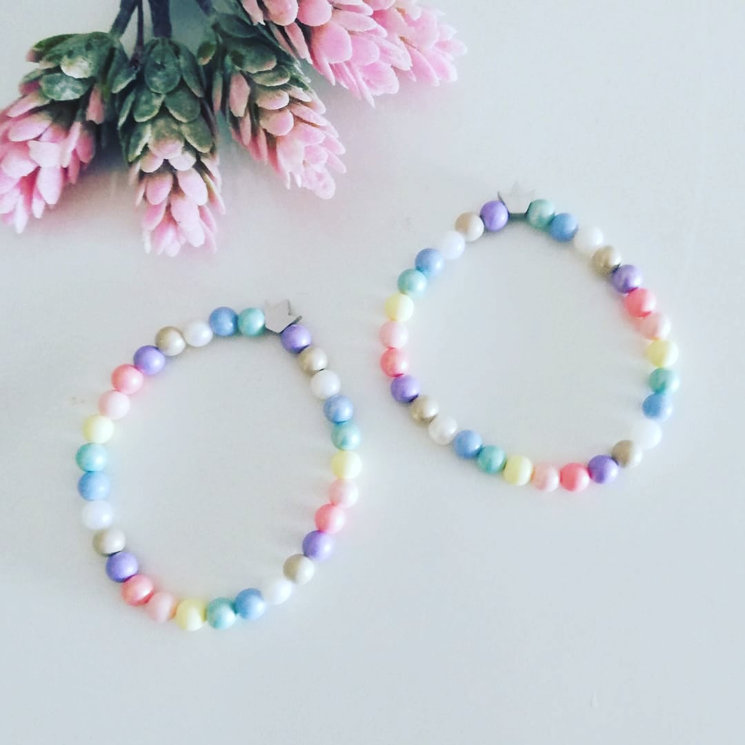 Pulsera de bolitas irisadas con entre pieza de acero