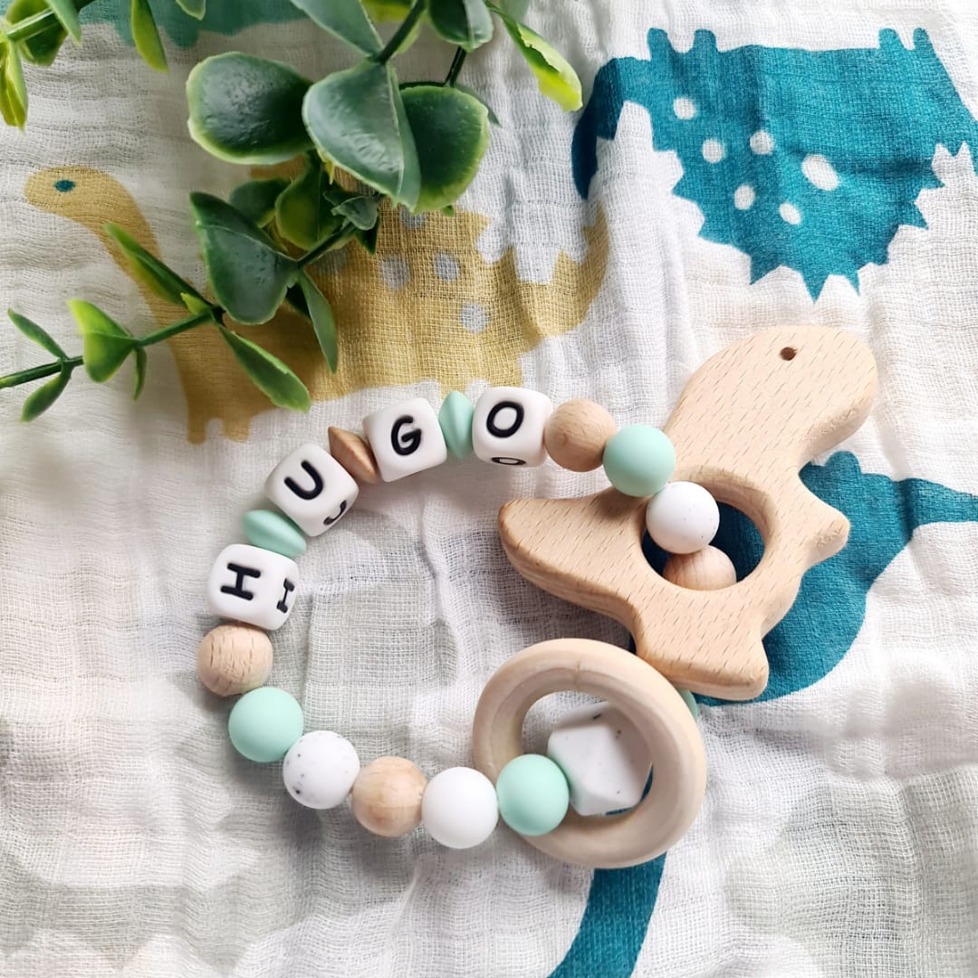 Pulsera mordedor con figurita de madera