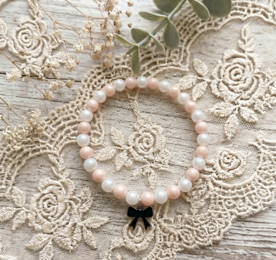 Pulsera de bolitas irisadas con entre pieza de acero