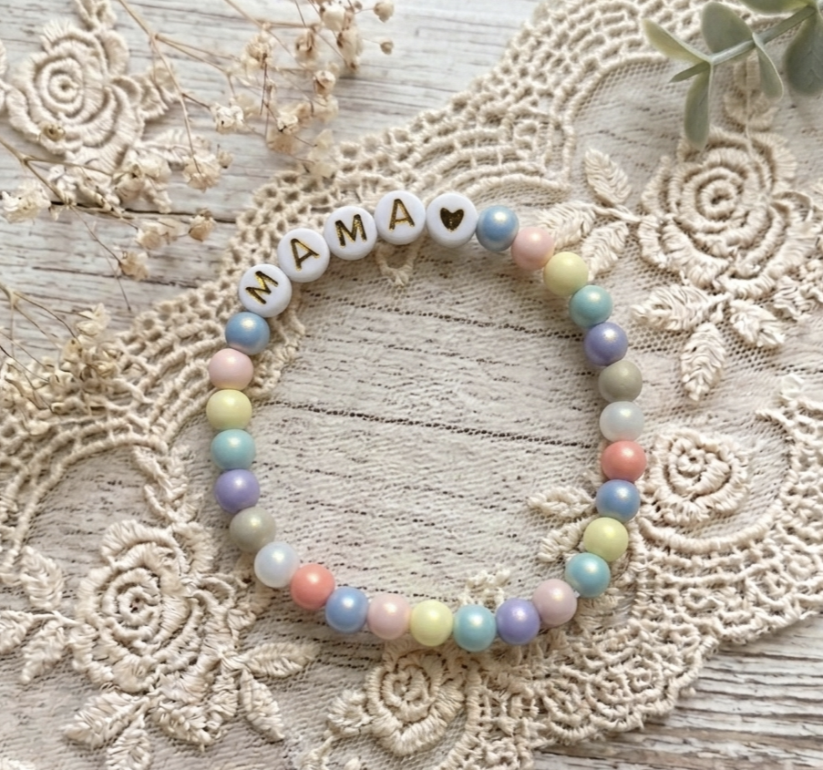 Pulsera de bolitas irisadas para adultos con nombre