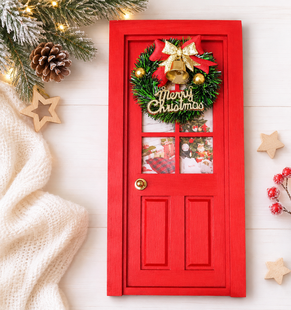 Puerta Cristalera del Ratoncito Pérez con corona de Navidad